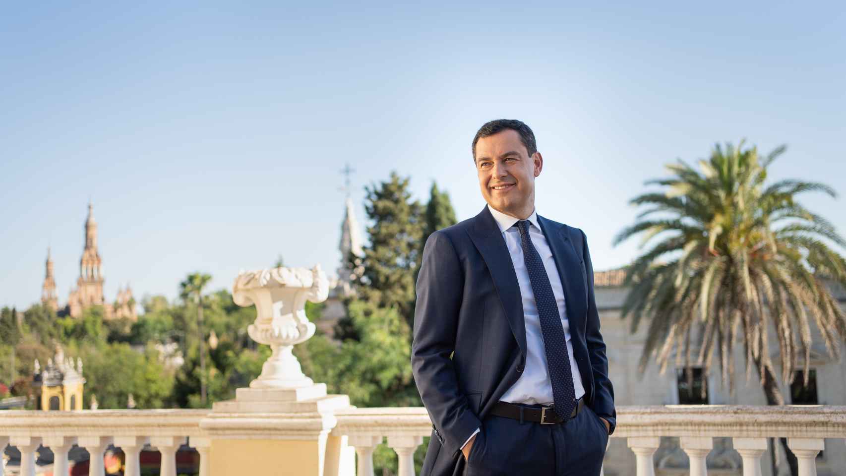 El candidato del PP a la Presidencia de la Junta,  en la azotea de la sede del PP en Sevilla.