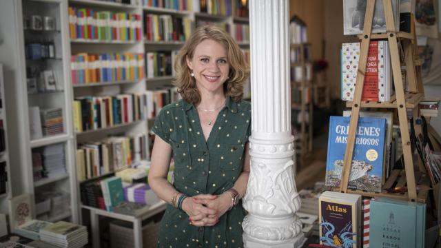 La escritora Kerry Maher en la librería Amapolas de Madrid.