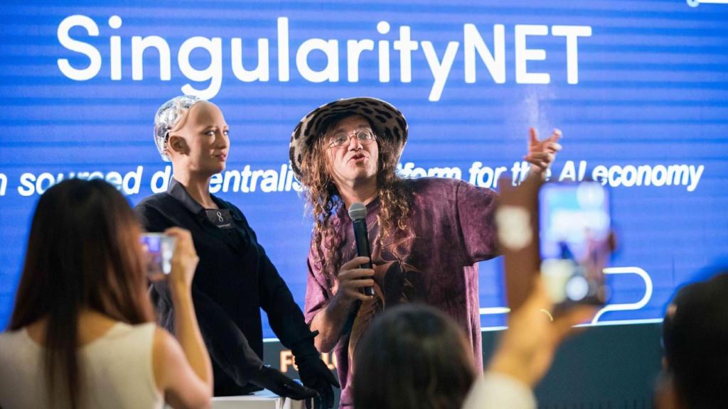 Ben Goertzel junto presenta a Sophia en una conferencia