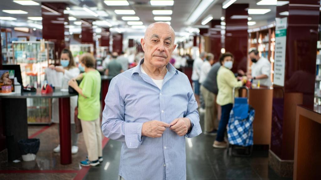 El farmacéutico Hilario, en la farmacia más grande de España en Alcorcón.