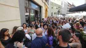 Personas agolpadas ante la tienda de Shein en la calle Fuencarral de Madrid.