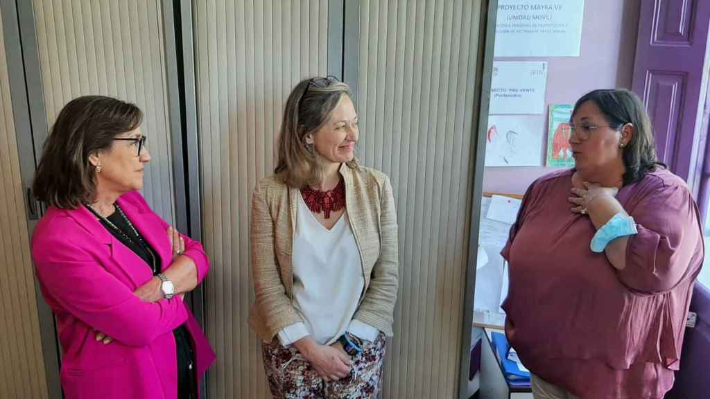 Maica Larriba y Victoria Rosell en su visita a la sede de la ONG Faraxa en Vigo.