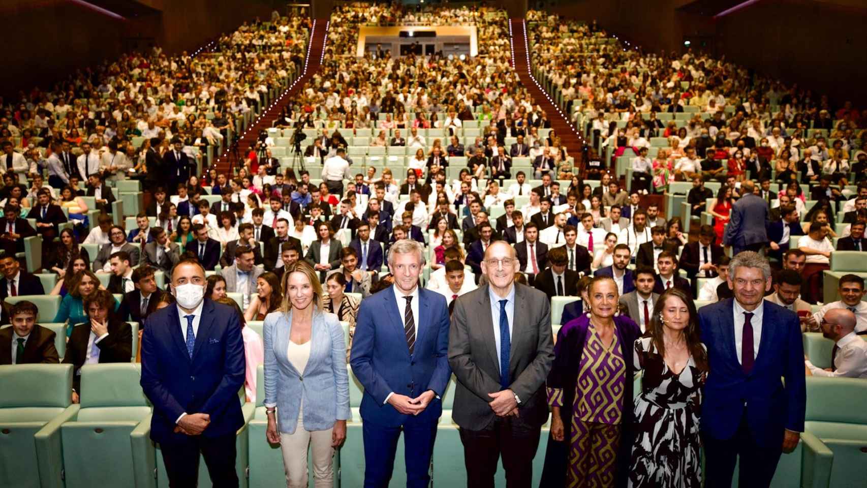 El presidente de la Xunta, Alfonso Rueda, junto al conselleiro de Sanidade, Julio García Comesaña; el rector de la UVigo, Manuel Reigosa; y la presidenta de la Diputación, Carmela Silva, entre otros, en la graduación de alumnos de Ingeniería Industrial.