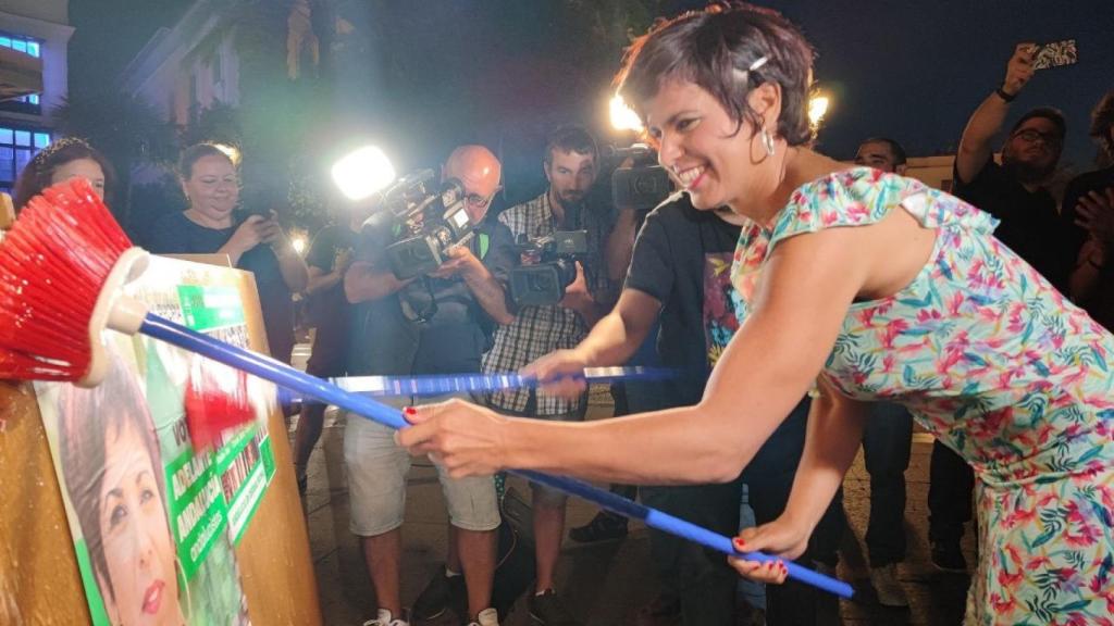 Teresa Rodríguez en la pegada de carteles.