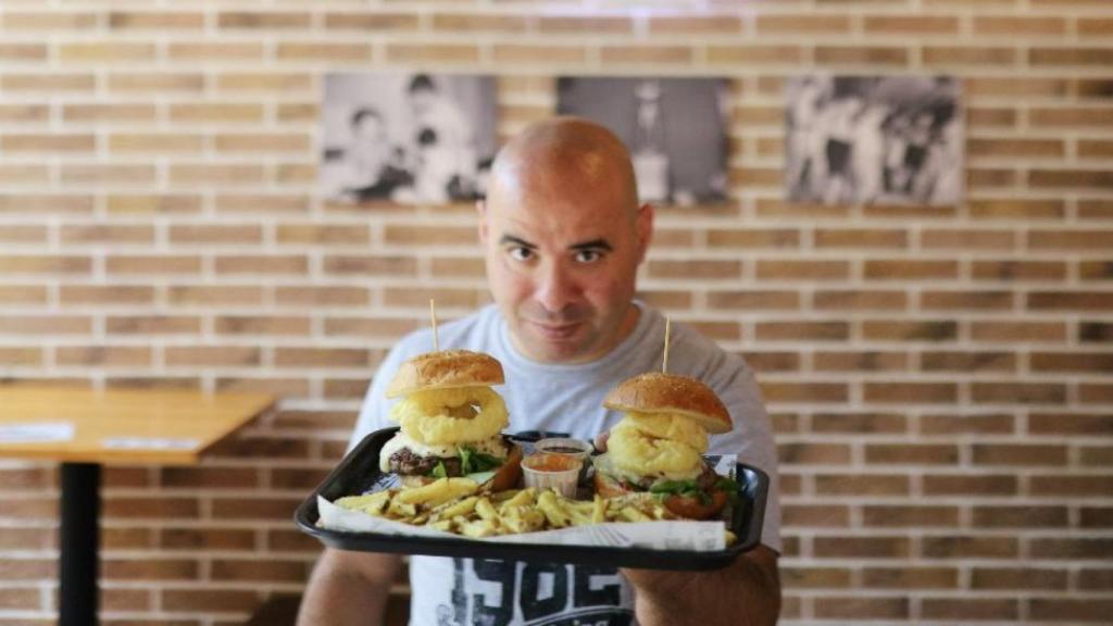 David Gibello y su nueva hamburguesa.