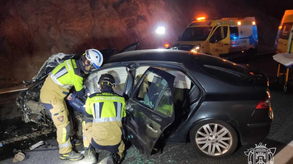 Bomberos durante el rescate