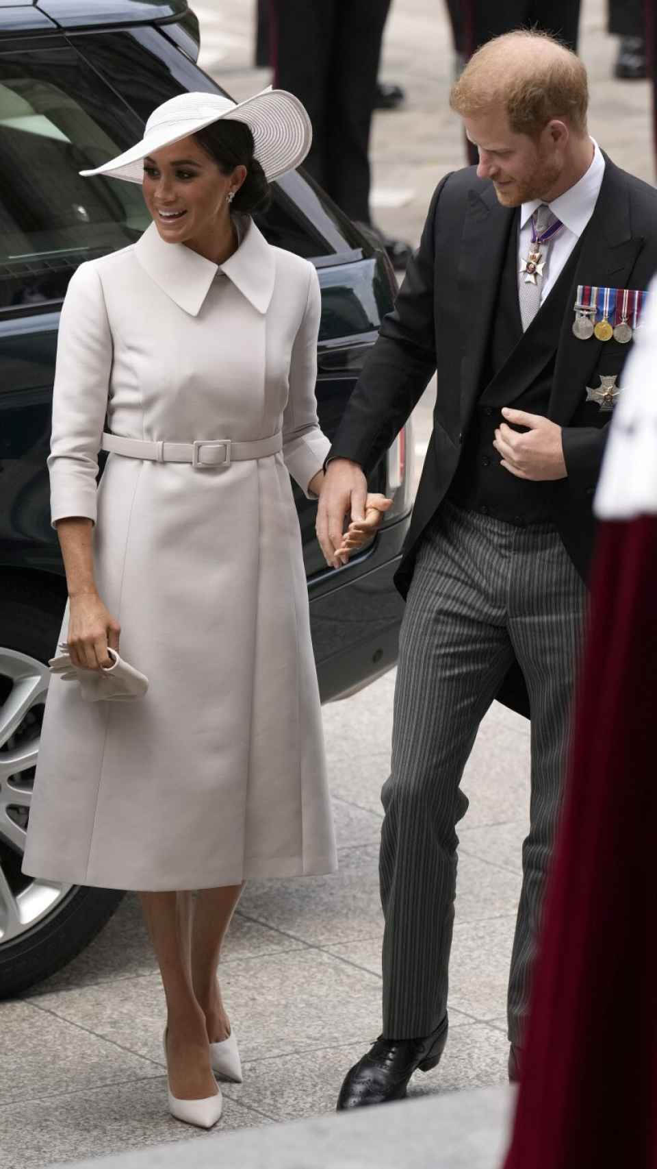El príncipe coge la mano  de su esposa a su llegada a la catedral.