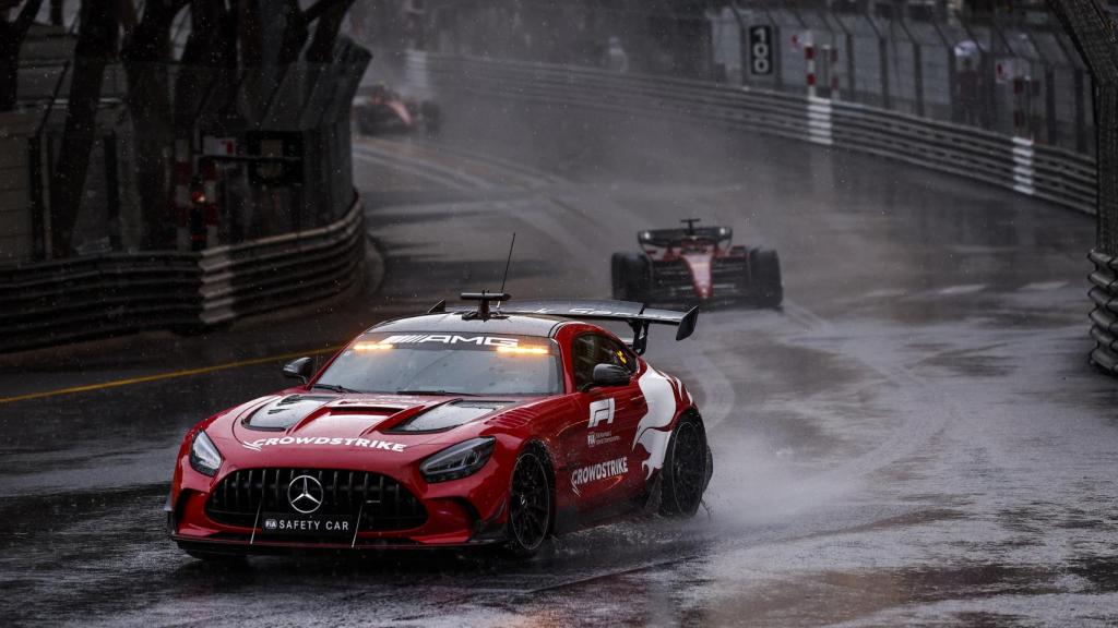 El Safety Car, delante del coche  de Charles Leclerc.