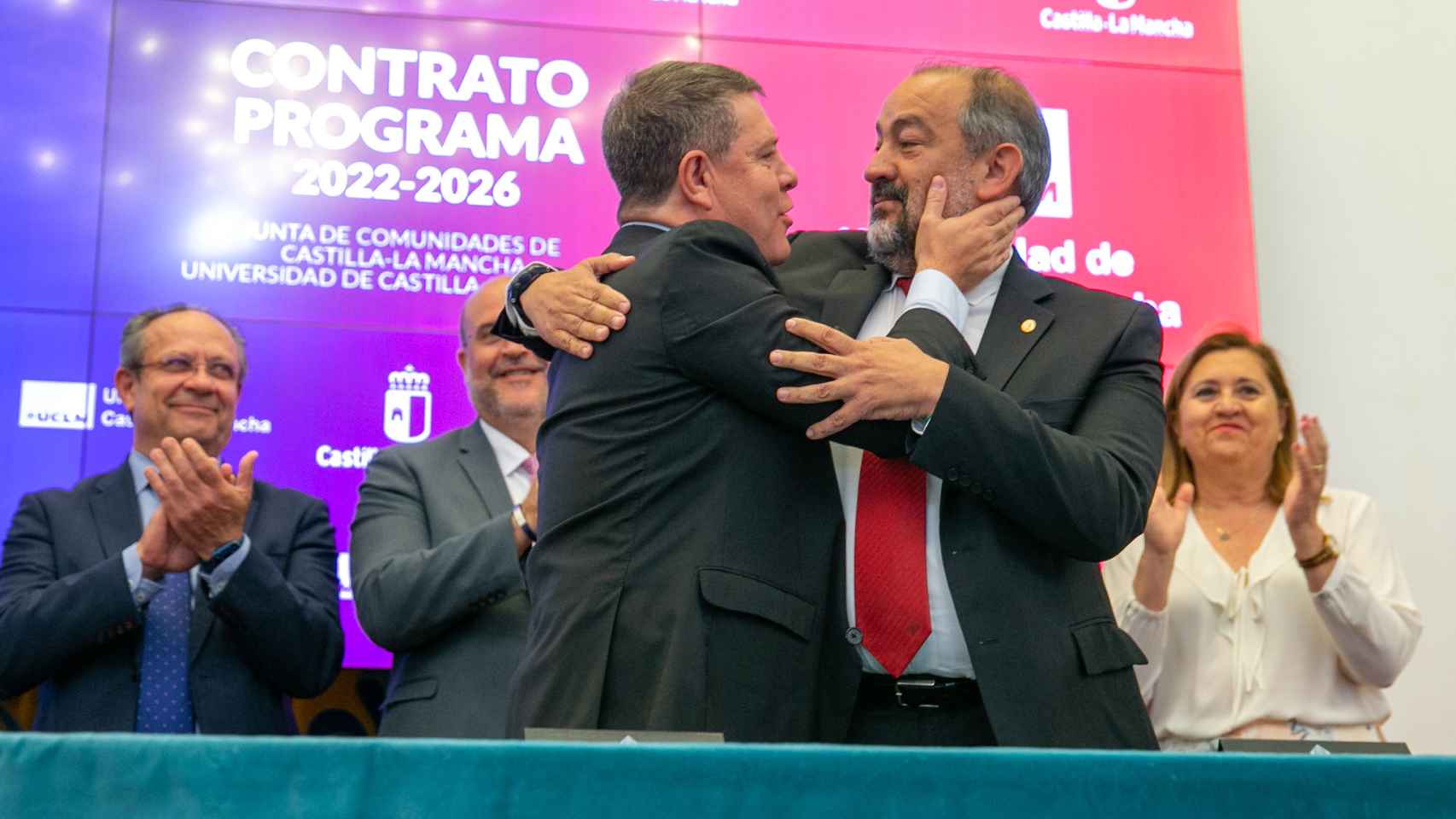Emiliano García-Page y Julián Garde tras firmar el acuerdo