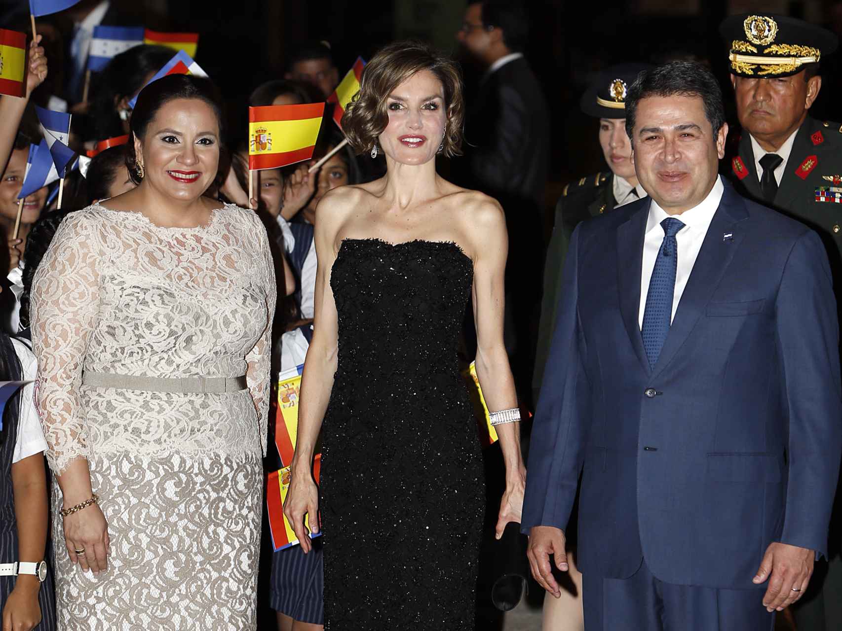 La reina Letizia junto al expresidente de Honduras, Juan Orlando, y su esposa, Ana Ortiz en 2015.