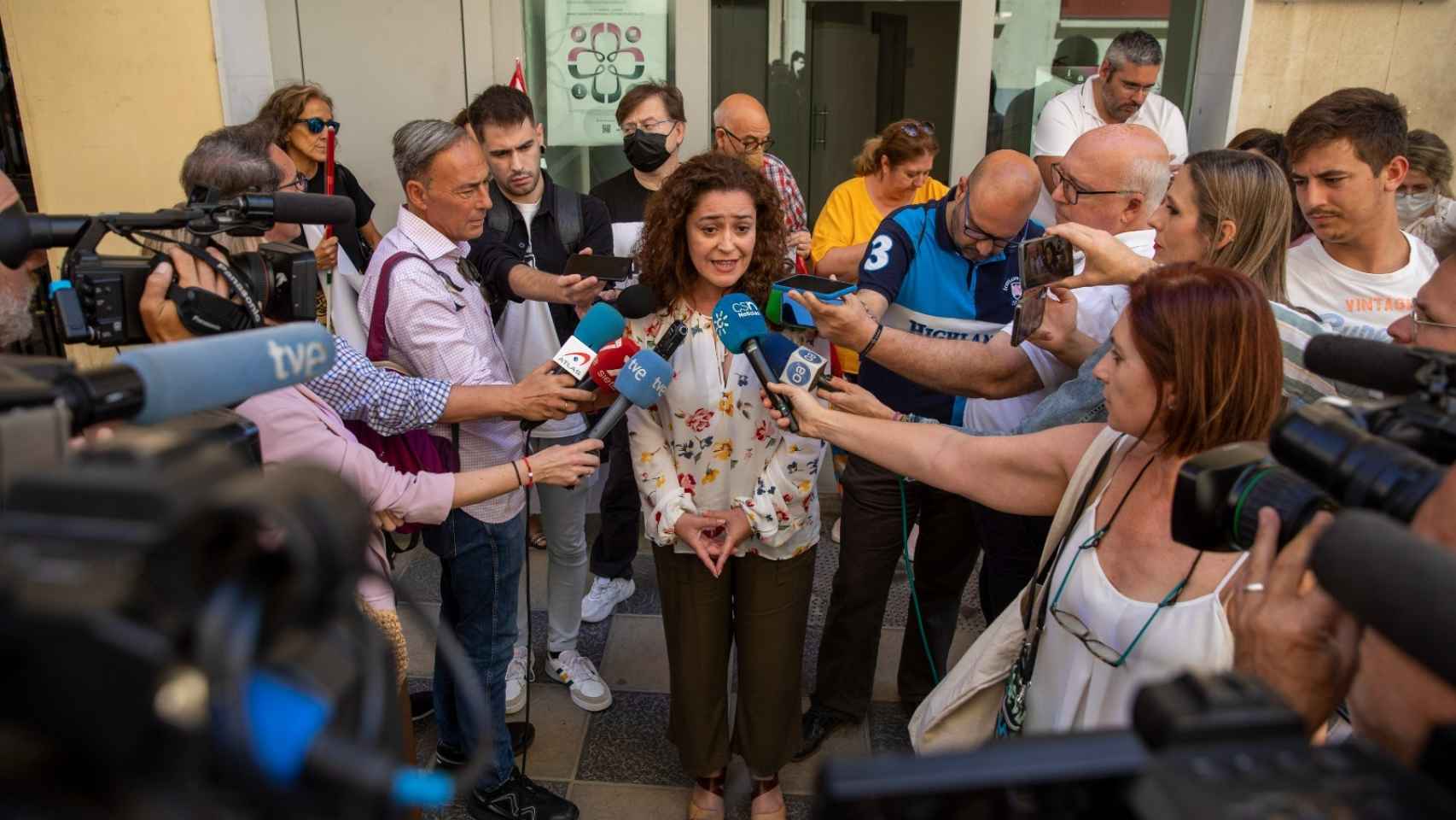 Inmaculada Nieto atiende a los medios de comunicación frente a los juzgados de Algeciras.