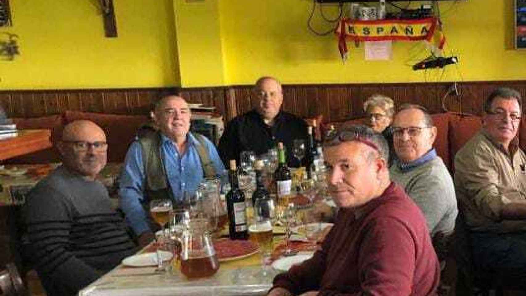 Reunión de 'disidentes' de Vox en el bar La Comandancia de Roquetas, uno de los epicentros de la vida del partido en la provincia.