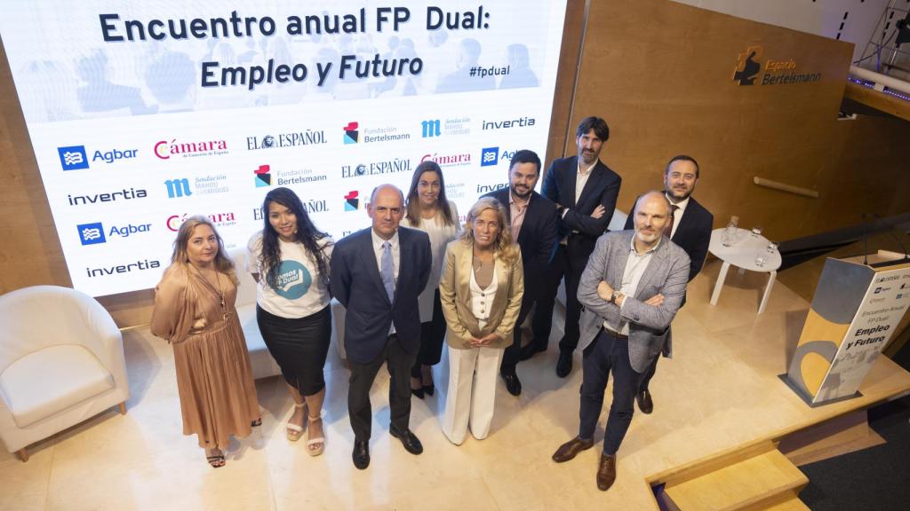 De izquierda a derecha: Montserrat Ciera, Helen Tito, Sergi Terraza, Virginia Luca de Tena, Rocio Albert López-Ibor, Arturo Criado, Íñigo Unane, Marc de Semir, e Ignacio de Benito.