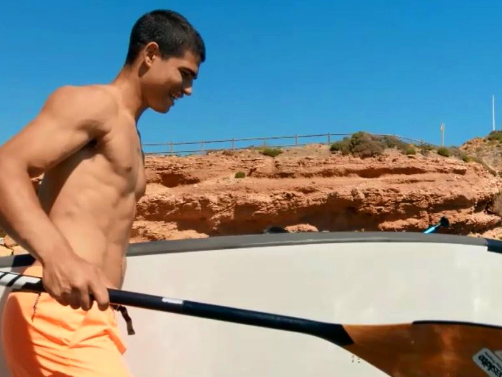 Carlos Alcaraz, embajador de las playas de Murcia: su refrescante baño en  el mar para captar turistas