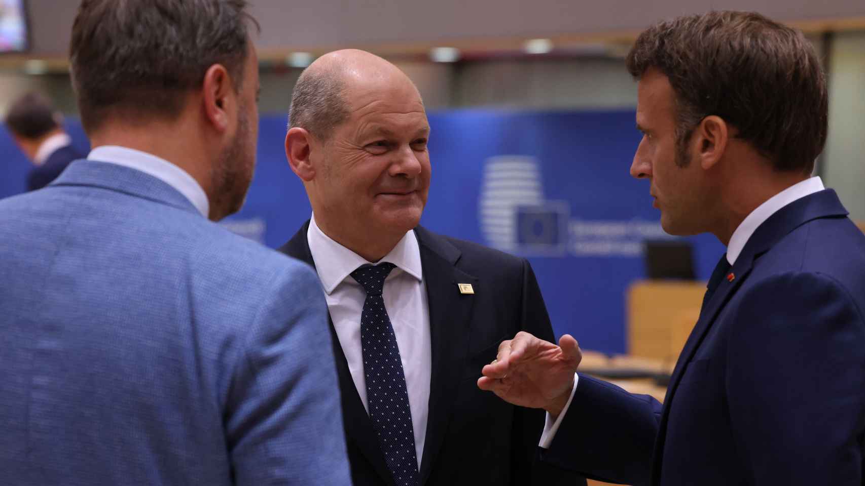 Olaf Scholz conversa con Emmanuel Macron durante el Consejo Europeo del lunes