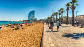 Gente paseando por la playa de la Barceloneta (Barcelona)