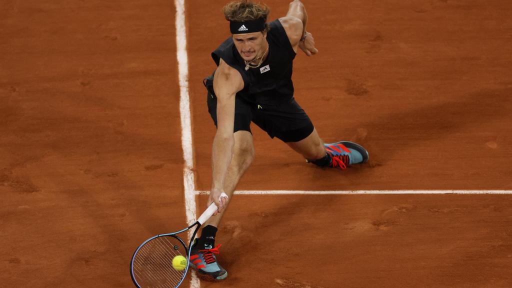 Alexander Zverev llega a una bola.