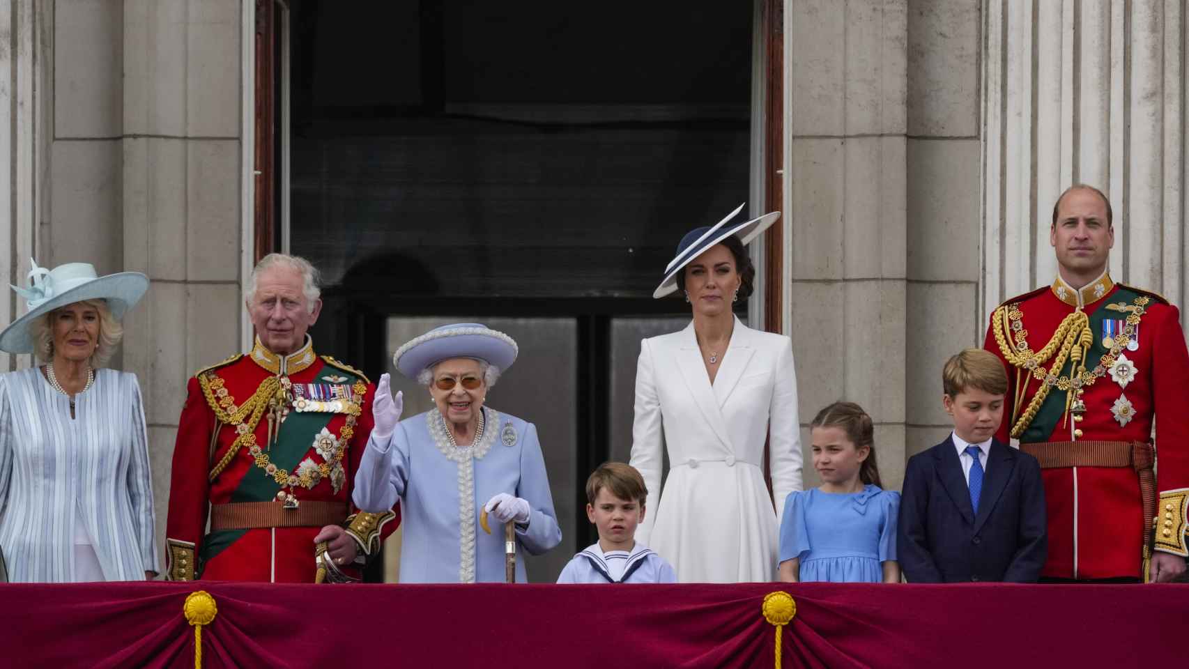 La Familia Real en el balcón antes del desfile 'Trooping de Colour'.