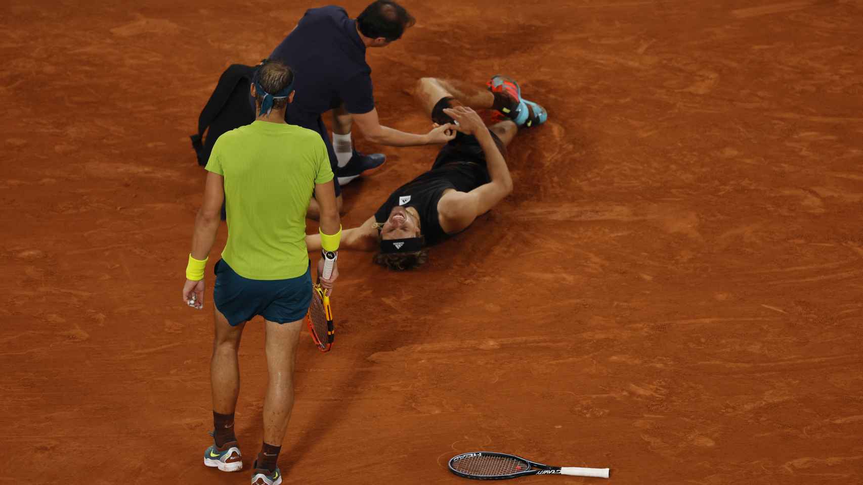 Alexander Zverev se duele bajo la mirada de Rafa Nadal.