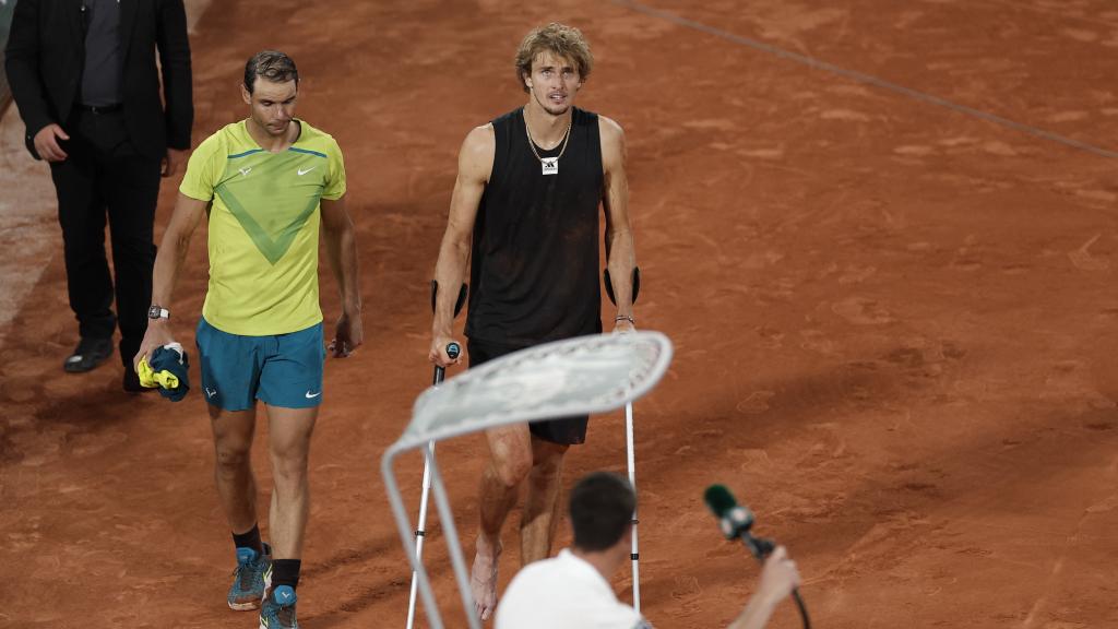 Alexander Zverev abandona la pista después de lesionarse.