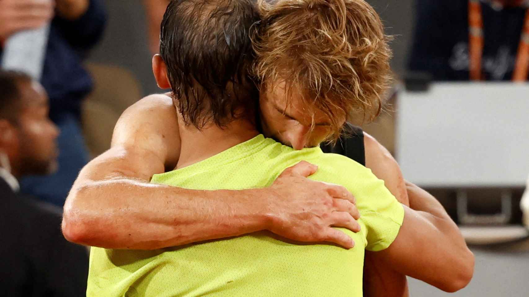 Rafa Nadal abraza a Alexander Zverev.