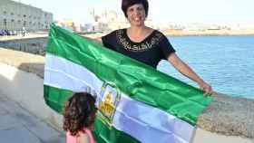 Teresa Rodríguez, junto a su hija mayor, con una bandera andaluza en Cádiz.