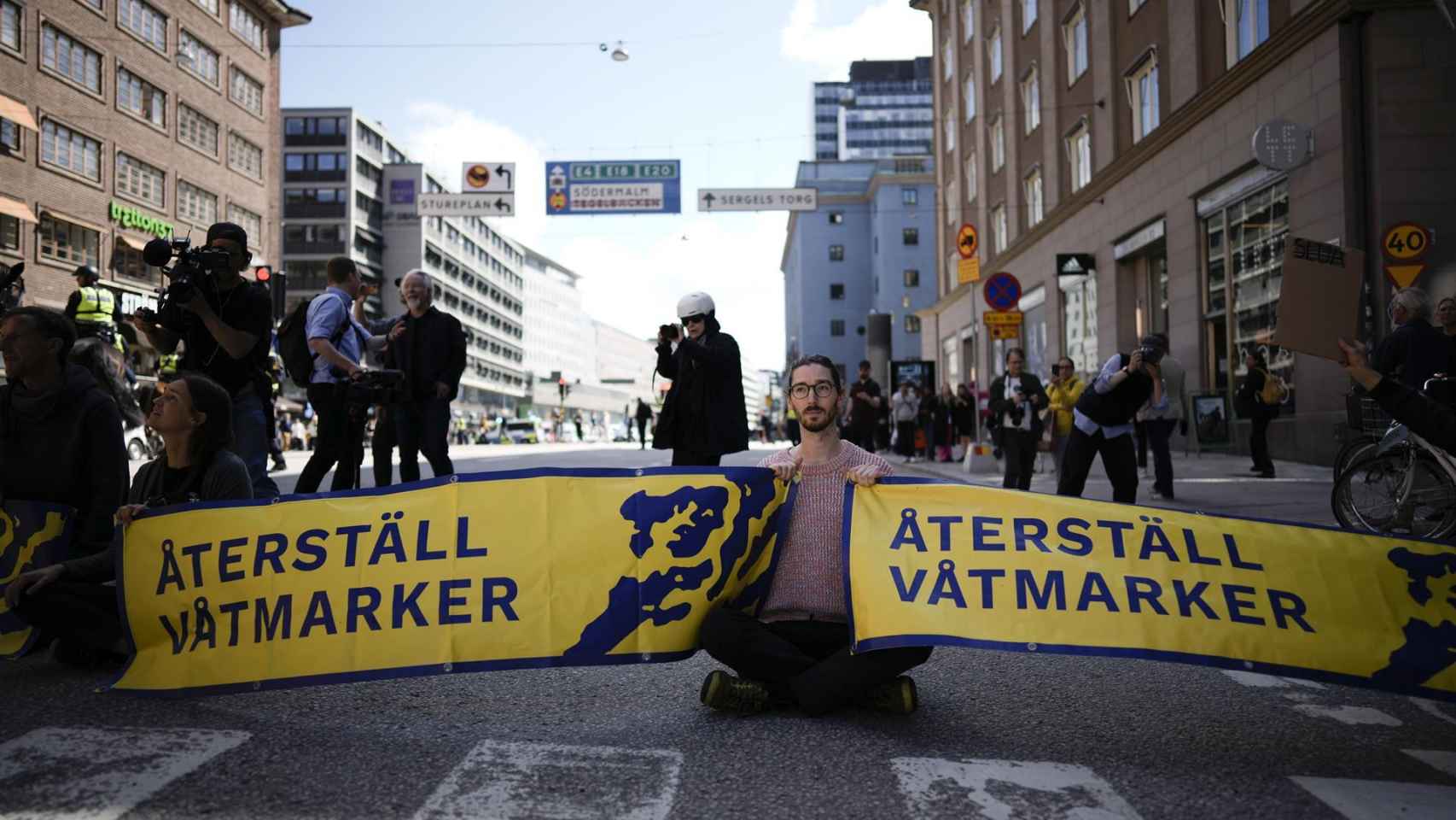 Los activistas de Extincion Rebellion cortaron una calle de la capital sueca durante la conferencia Estocolmo+50.