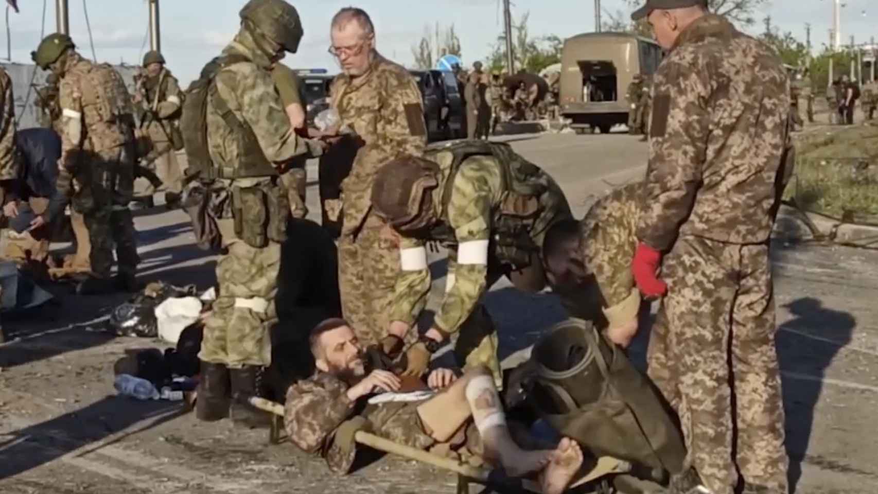 Soldados rusos evacuados de la acería de Azvostal, en Mariúpol.