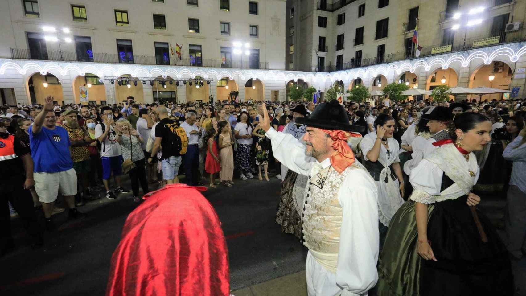El alcalde, Luis Barcala, saluda al público en la plaza.