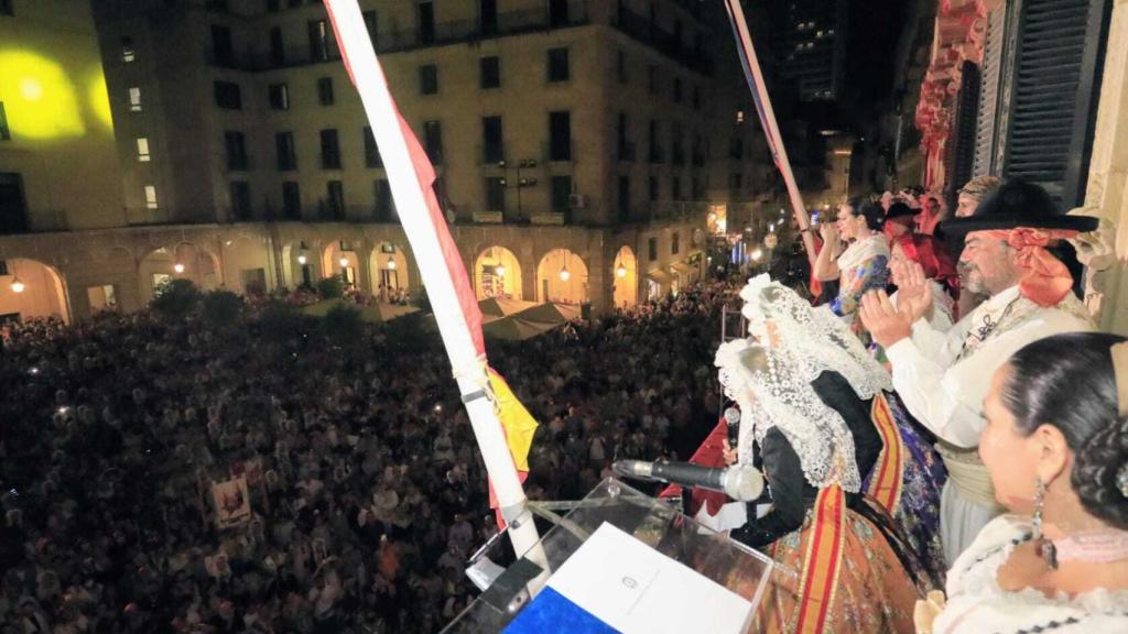 Pregón desde el balcón del Ayuntamiento.