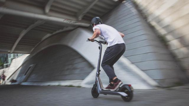 El accidente con el turismo se produjo por la noche en la autovía, imagen de recurso de un patinete eléctrico.