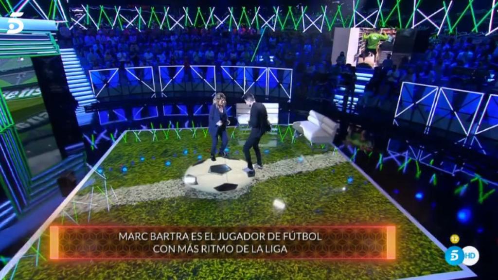 Marc Bartra deja boquiabierta a Toñi Moreno con su baile.