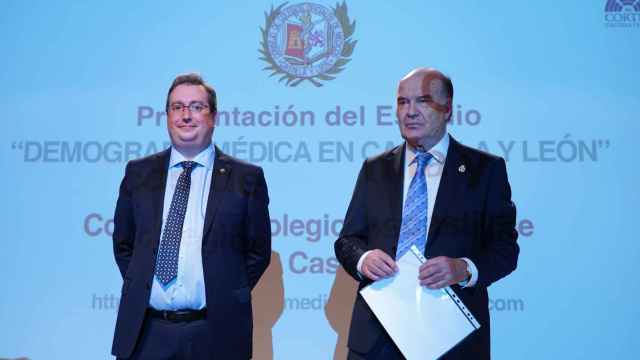 El presidente del Consejo de Colegios de Médicos de Castilla y León, José Luis Díaz Villarig y el presidente del Colegio de Médicos de Segovia, Garciliano Estrada