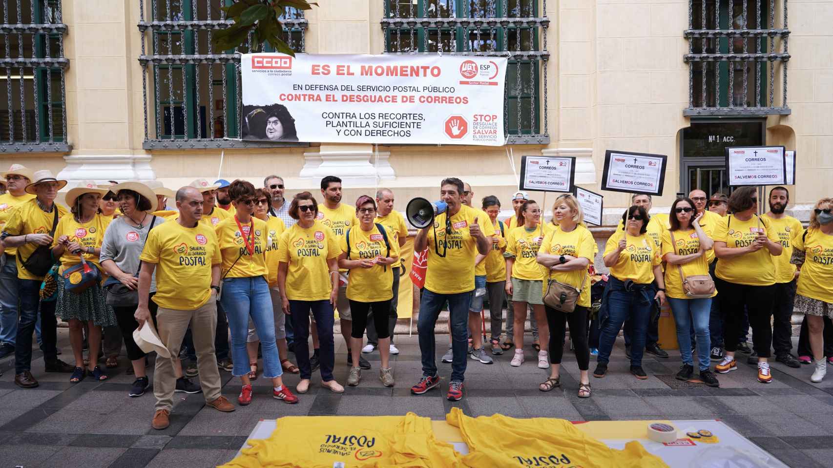Imagen de la manifestación convocada por CCOO y UGT en la oficina de Correos de Valladolid.