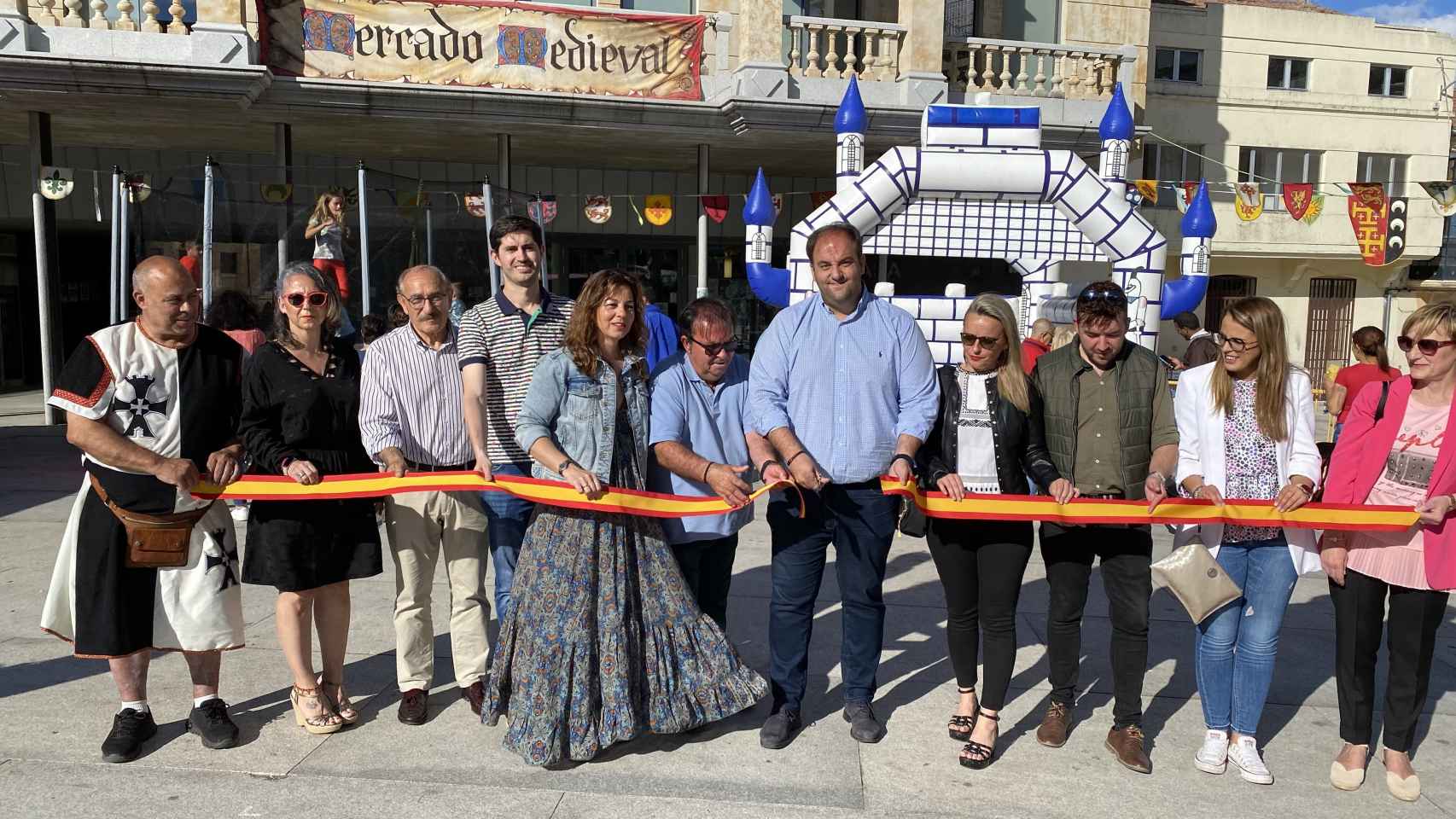 El alcalde de Guijuelo inaugura el mercado medieval.