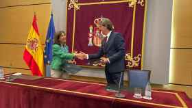 La ministra de Defensa, Margarita Robles, recibe al alcalde de Soria, Carlos Martínez Mínguez