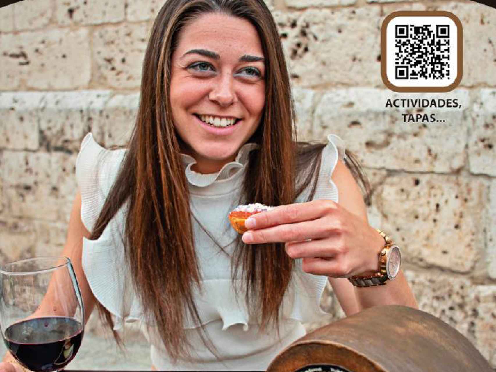 Una joven disfruta del sabor del mejor queso en Peñafiel