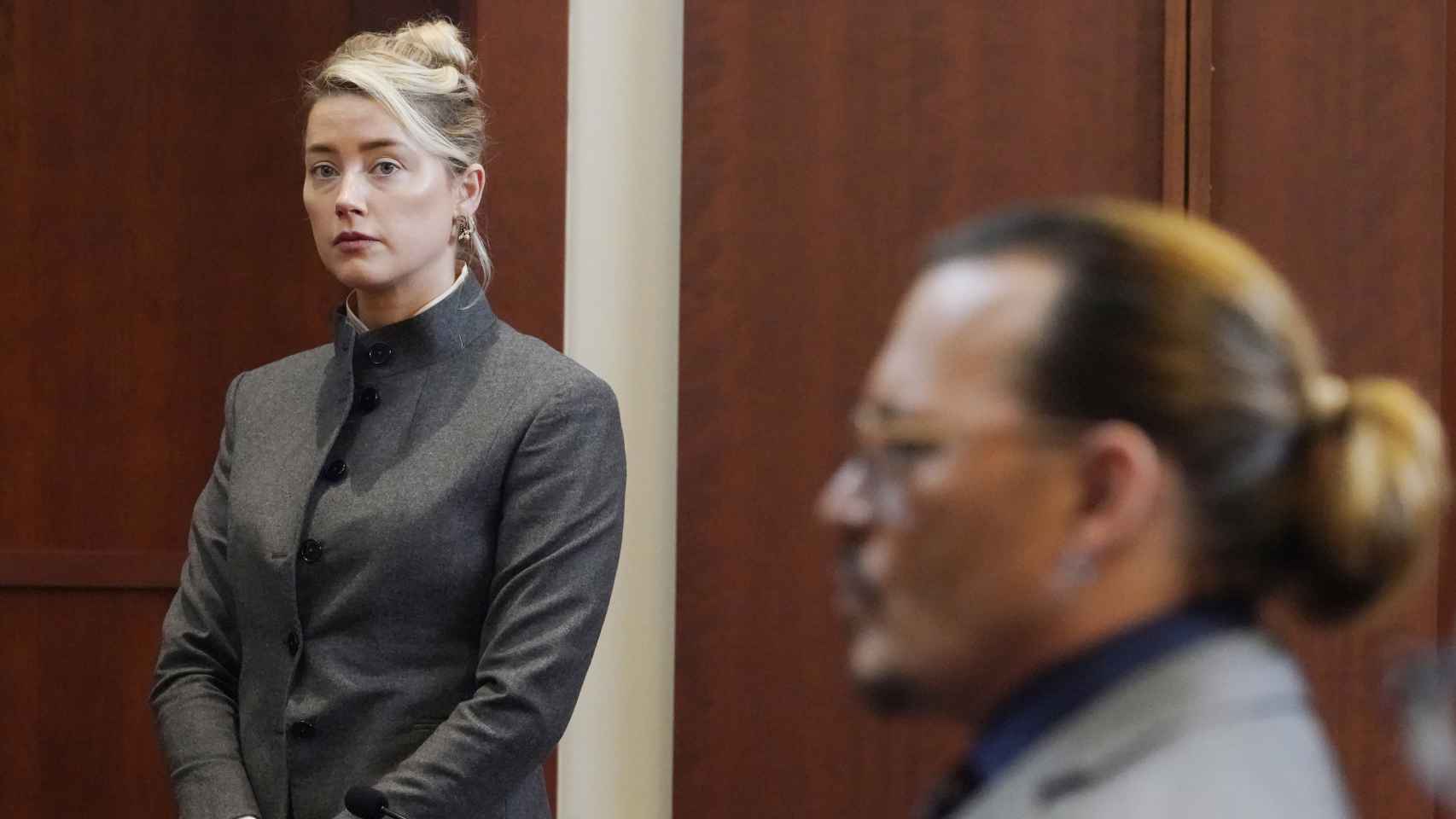 Amber Heard y Johnny Depp durante el juicio en Virginica.