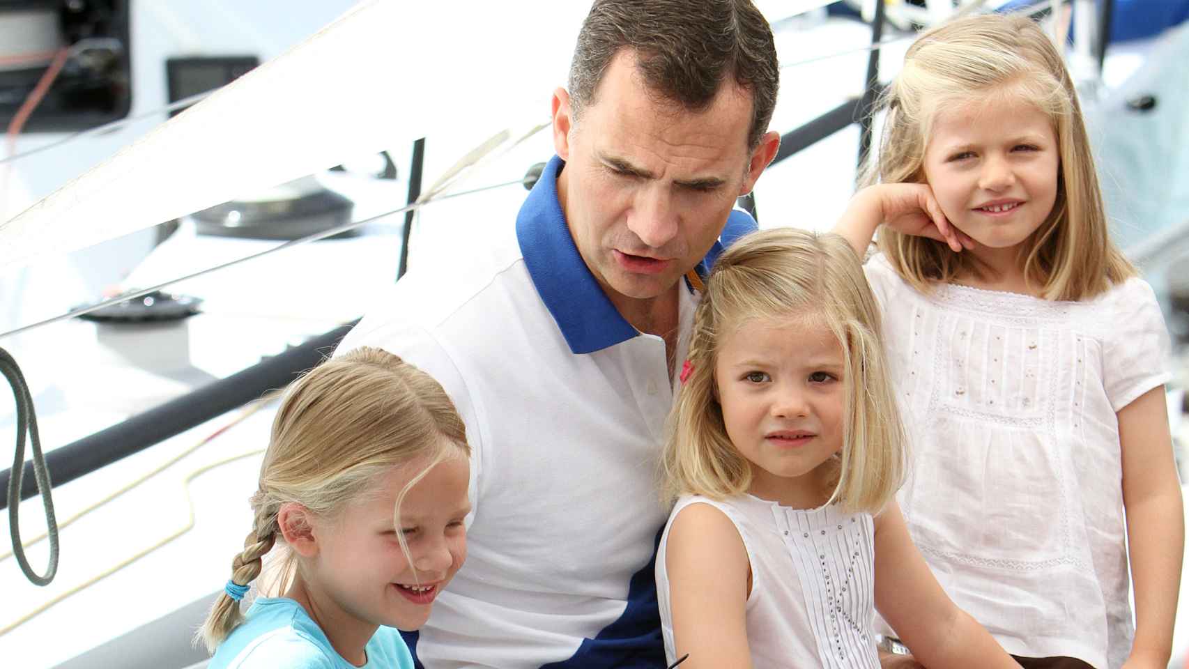 El rey Felipe junto a sus hijas y su sobrina Irene en una fotografía del verano de 2011.