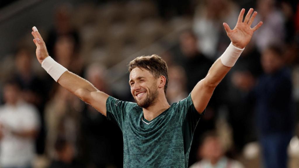 Casper Ruud celebra su victoria contra Marin Cilic en Roland Garros