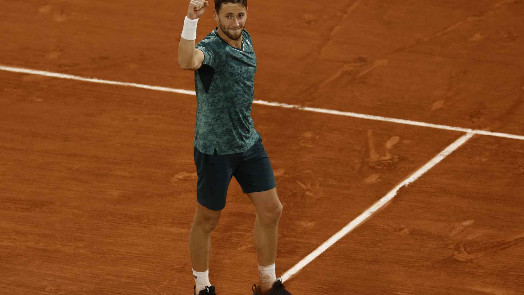 Casper Ruud celebra su victoria en las semifinales de Roland Garros ante Cilic