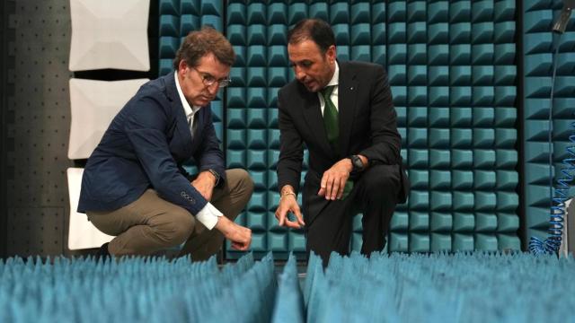 Núñez Feijóo con el responsable de la multinacional Dekra en Málaga.