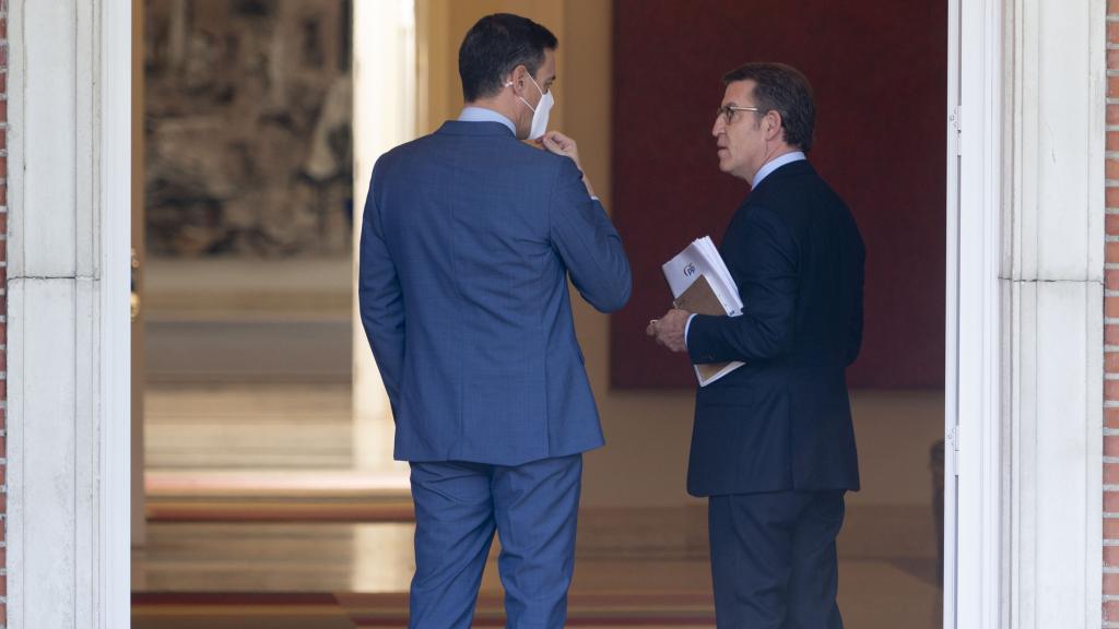 Pedro Sánchez, presidente del  Gobierno, y Alberto Núñez Feijoo, presidente del Partido Popular, durante su encuentro en el Palacio de la Moncloa.