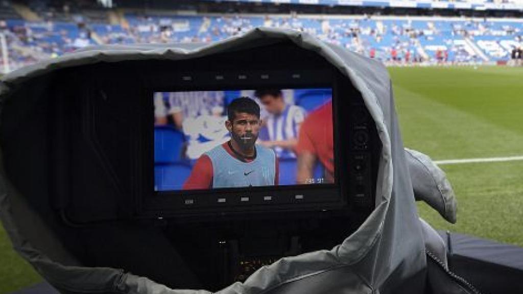 Imagen de una cámara de televisión grabando el campo de la Real Sociedad.
