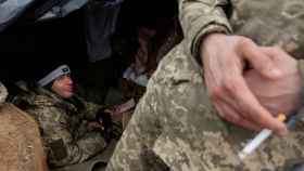 Soldados ucranianos descansan en la región de Donetsk cuando se cumplen 100 días desde que empezó la invasión rusa
