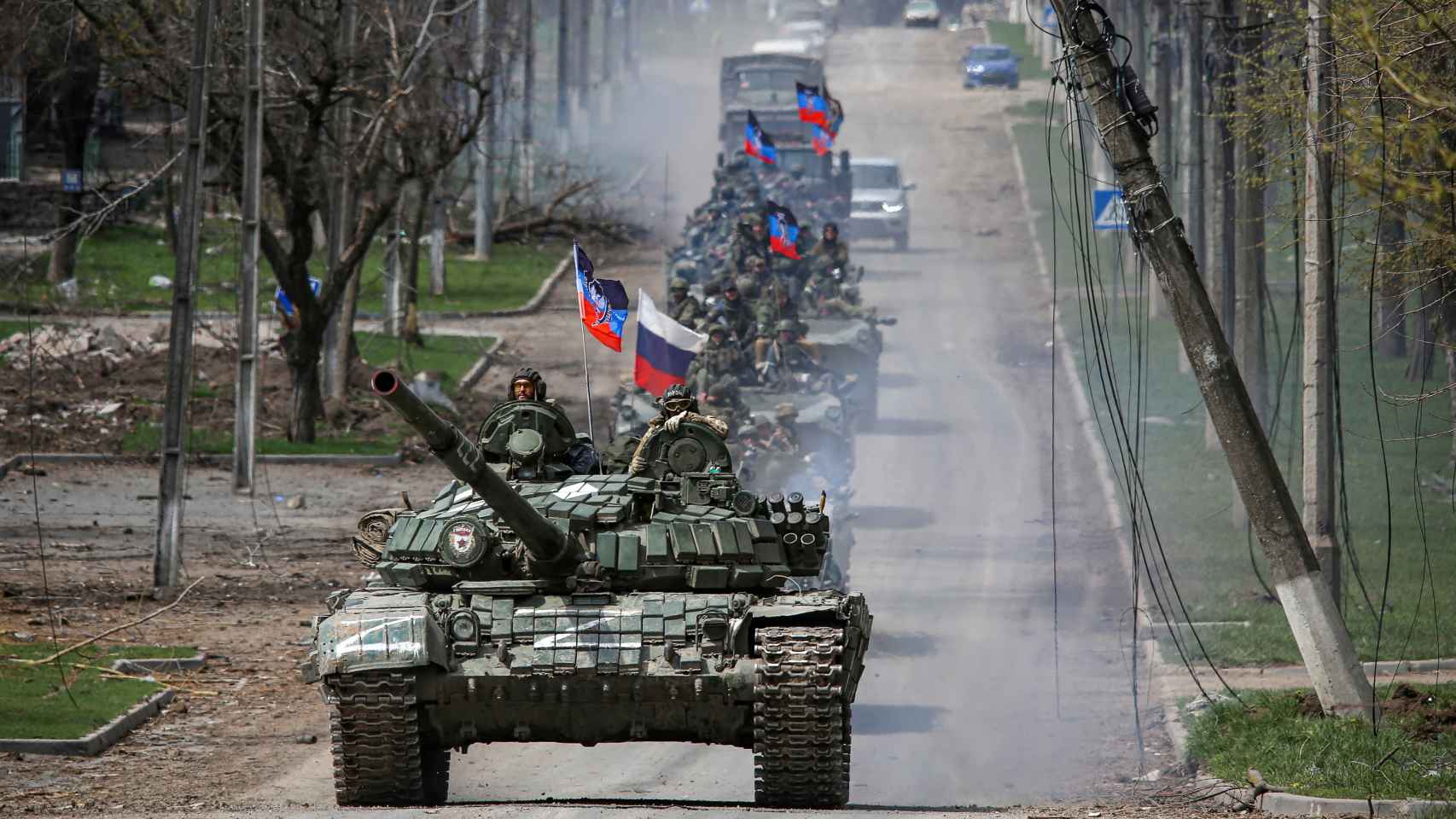 : Un convoy blindado de tropas pro-rusas se mueve a lo largo de una carretera durante el conflicto.