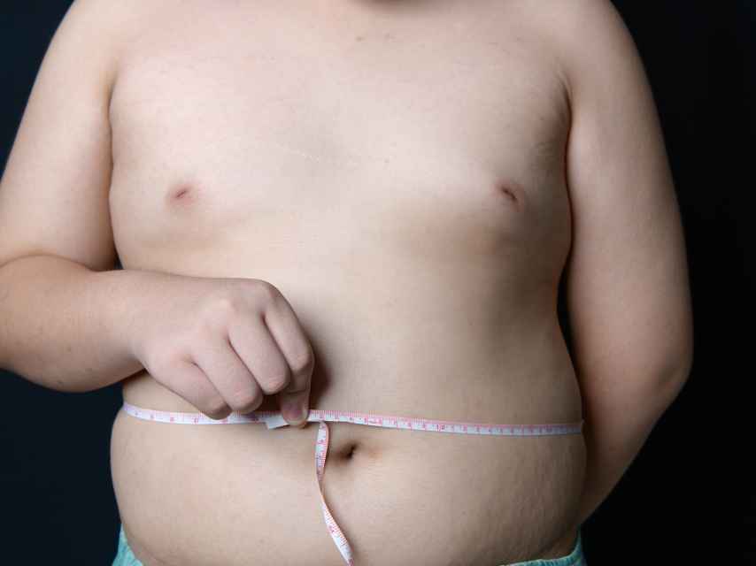 Imagen de archivo de un joven con obesidad.