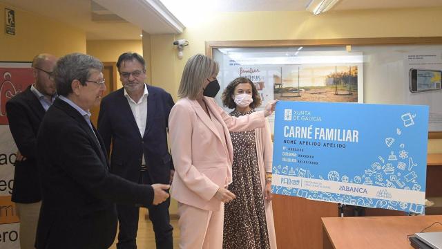 La conselleira de Política Social, Fabiola García, visita la Asociación Galega de Familias Numerosas