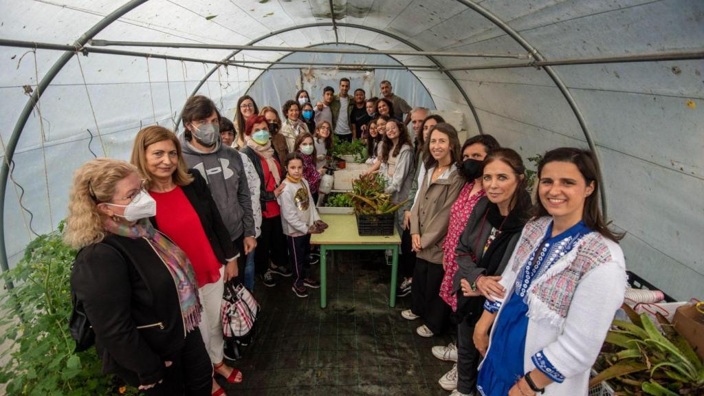 Mar de Andrés de Fundación Repsol, Marta Marañón de Ayuda en Acción acompañadas por representantes de la refinería y de los siete centros educativos participantes en el Proyecto, junto a escolares y docentes del Colegio San Pedro de Visma en el invernadero de su huerto ecológico