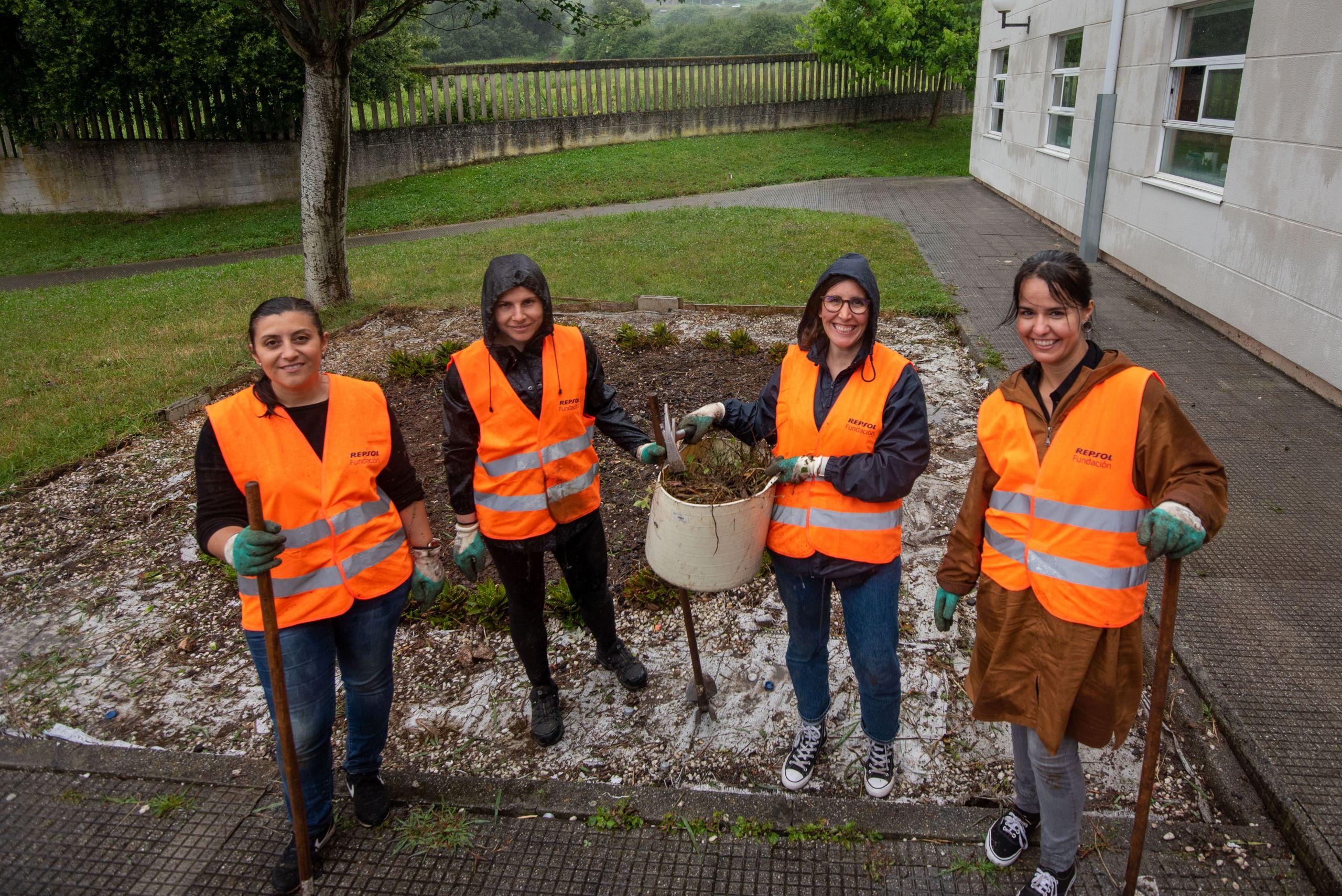 Luz Rodríguez, Iría Garea, Ana Tordable y Marta Calvo, voluntarias de la refinería de Repsol en A Coruña colaborando con el centro en la realización de actuaciones de mantenimiento y jardinería (Fuente: Repsol)